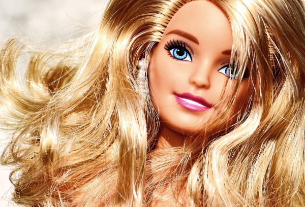 Tatăl își aduce aminte de ziua Alinuței: Cât costă păpușa Barbie?