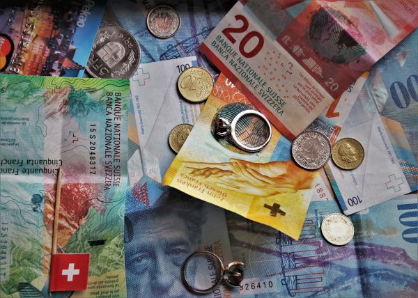 Bancuri foarte scurte: Care este deosebirea dintre un elveţian bogat şi unul sărac? 