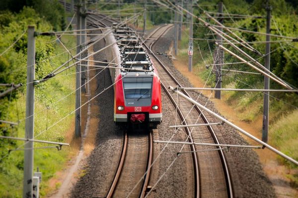 2 ardeleni se suie într-un tren ca să se întoarcă acasă: – Domnule, nu te supăra, trenul ăsta mă duce la Cluj?