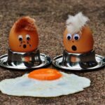 Chelner! De ce sunt trei ouă ochi mai scumpe decât trei ouă jumări?