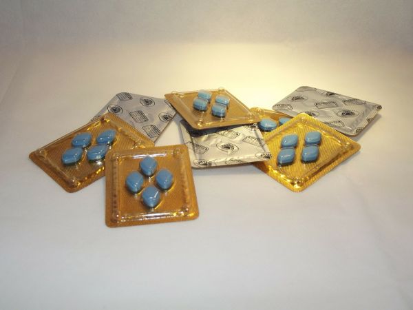 Bancuri cu impotenți și pilula albastră: Ce se întâmplă când faci supradoză de Viagra?