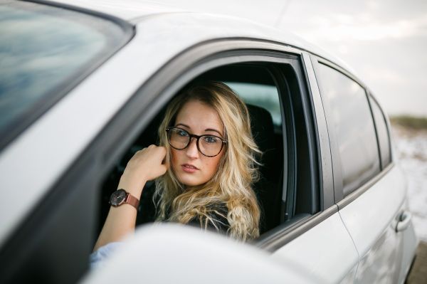 O blondă se chinuie să-și vândă mașina
