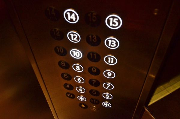 Doi ardeleni la oraș sunt cazați într-un hotel la etajul 20 iar liftul nu merge. Se apuca ei să urce pe scări. Pe la etajul 5, Ion către Gheorghe: