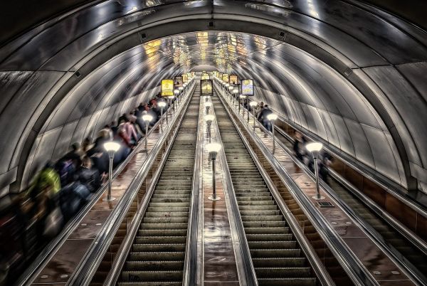 Vatmanul unui metrou bucureștean, atacat de un terorist