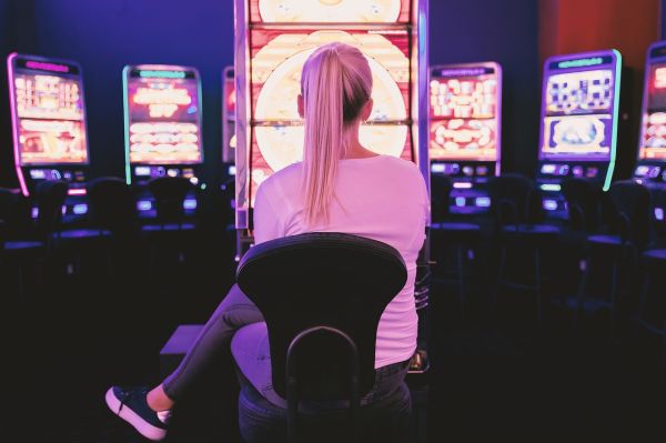 O blondă se duce la cazino și pariează 20.000 $ pe un număr