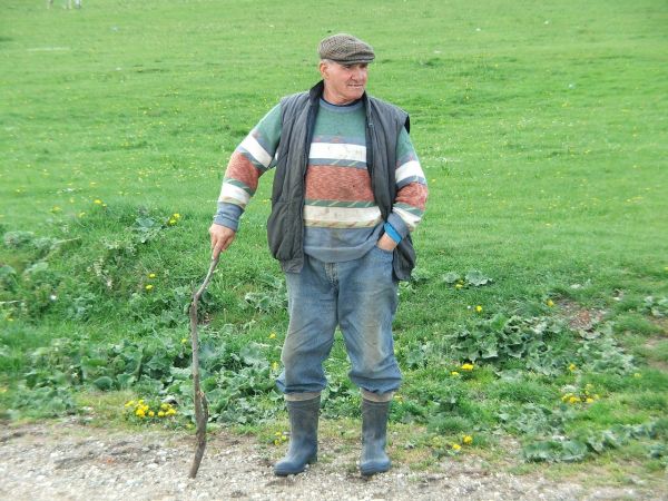 Un procuror,  în inspecţie prin satele Moldovei,  ajunge la o fermă