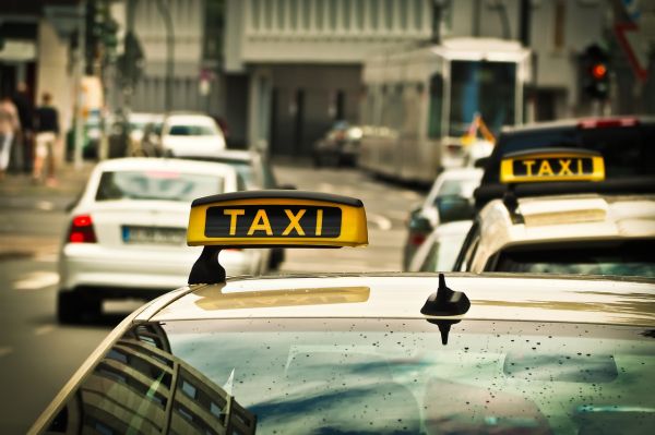 Un tip ia un taxi în Bucureşti