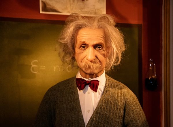 Albert Einstein moare și ajunge în Rai