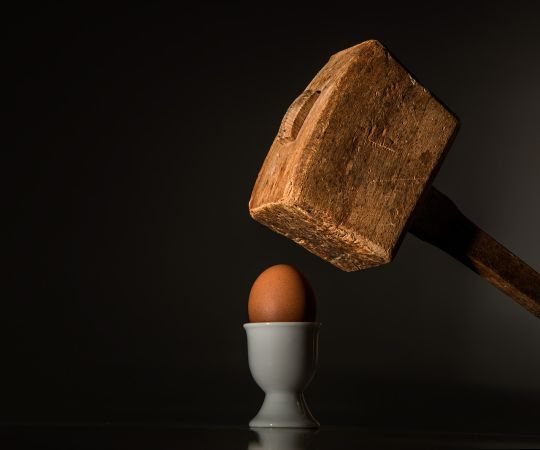 Un şef de partid întreabă Radio Erevan: Un bărbat poate să aibă mai mult de 2 ouă?