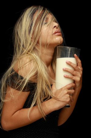 O blondă: Vreau 1 litru de lapte de vacă! Vânzătorul: Nu încape în sticlă, e prea mică