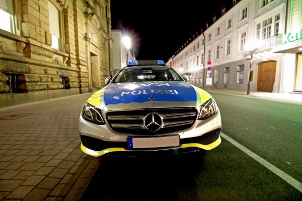 Un poliţist care lucra în tura de noapte opreşte o maşină