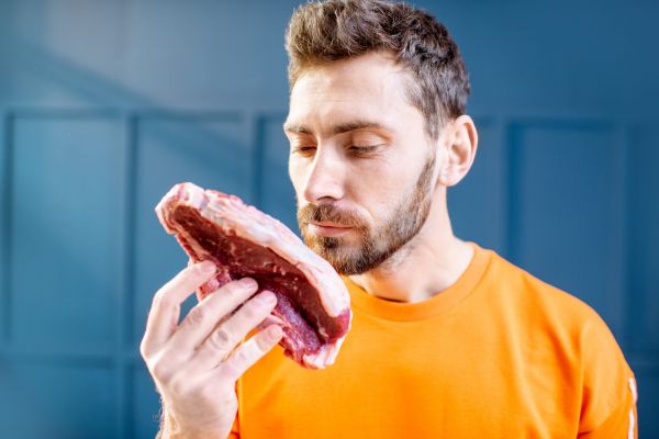 Un pacient la doctor: - Dumneavoastră mâncați carne?