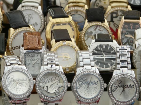 Țiganul afacerist vindea ceasuri de firmă