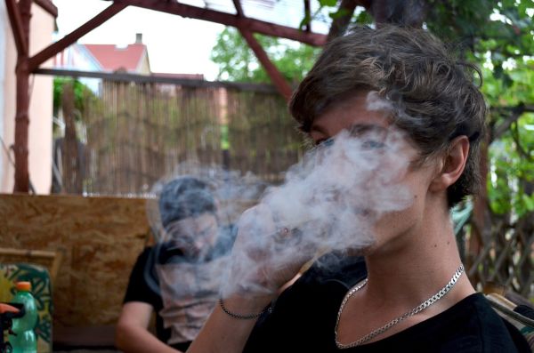 Adolescenți săltați că fumau iarbă