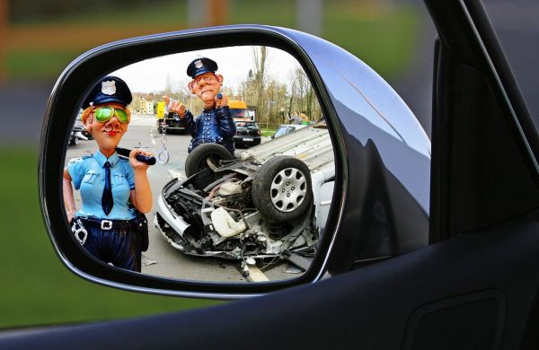 Un polițist ajunge la locul unui accident