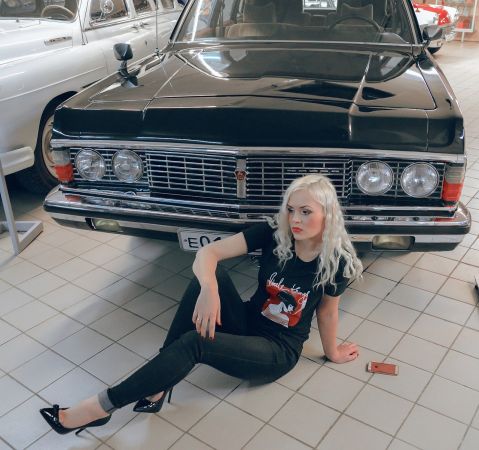 Blonda ofensată și mașinile