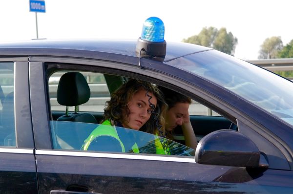 Bancuri tari cu polițiști: Un șofer strecoară bani în buzunarul unui om al legii