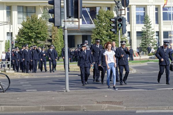 O femeie care a trecut pe roșu ajunge la poliție