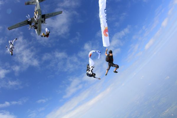 Olteanul ia lecții de skydiving