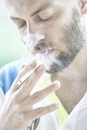 Un tânăr încearcă să renunțe la fumat