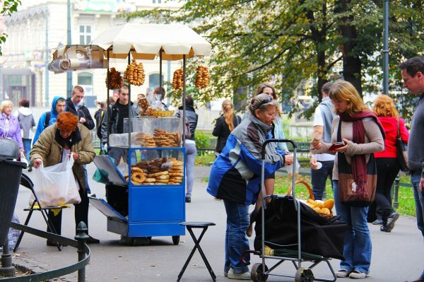 Un ungur merge la alimentară