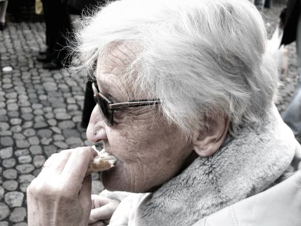 Un pensionar își testează soția: Auzi? Ne măresc pensiile!