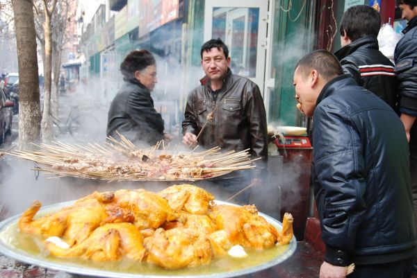 Ajunge un chinez în Chișinău cu niște afaceri și îl lovește foamea