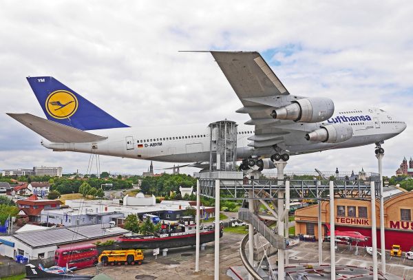 Un Jumbo-Jet decolează de pe Aeroportul Otopeni