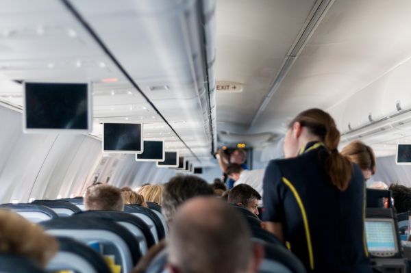 Un pasager o întreabă pe stewardesă: Ne daţi şi paraşute?
