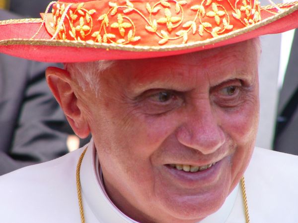 Întrebări și culmi cu răspunsuri haioase: Cum se numesc rudele Papei? Dar nașii?