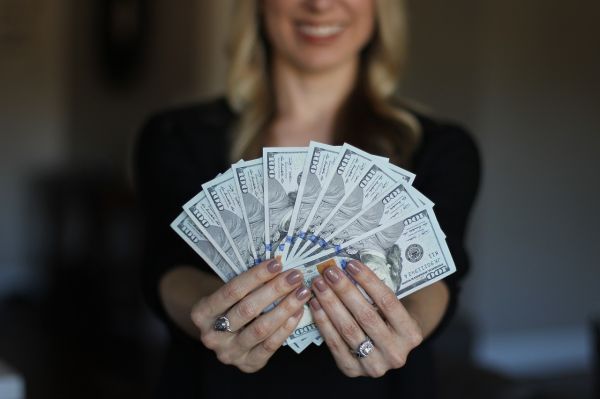 În ce condiții se mărită o tânără iubitoare de bani