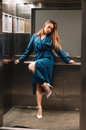 Propuneri indecente în lift: Fă-mă să mă simt femeie!