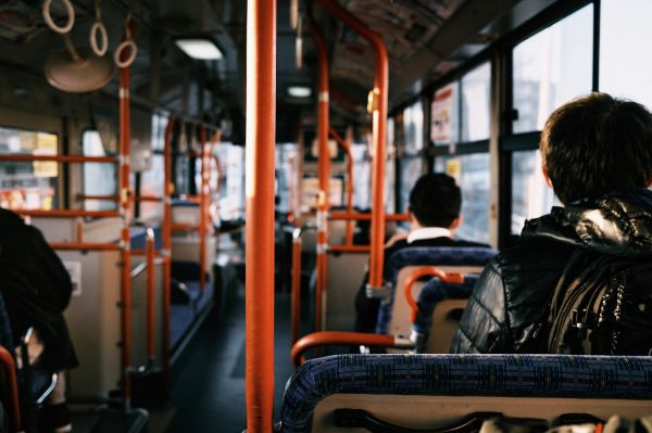 Un tânăr stă pe scaun în autobuz, când urcă o bătrână