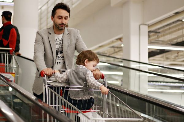 Un tată merge cu fiul isteric la cumpărături