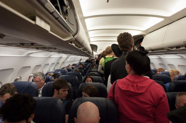 În avion, un călător merge la toaleta femeilor