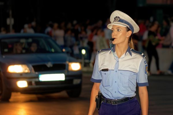 O polițistă încearcă să se dea mare în fața unor șoferi