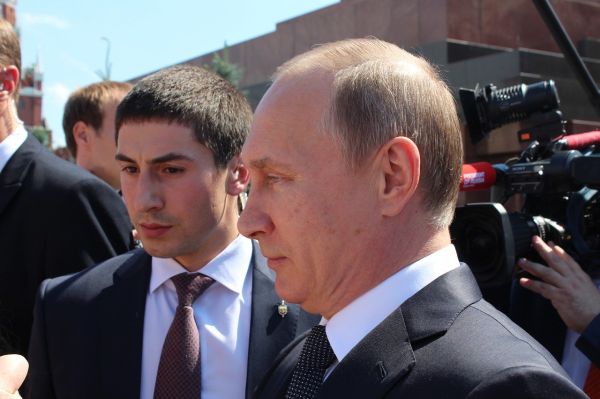 Vladimir Putin se învârtea în jurul unui stâlp. Un poliţist îl întreabă