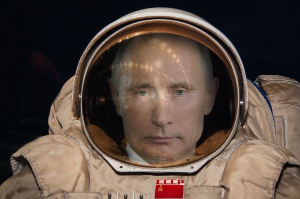 BANCUL ZILEI - Vladimir Putin se învârtea în jurul unui stâlp. Un poliţist îl întreabă ce face