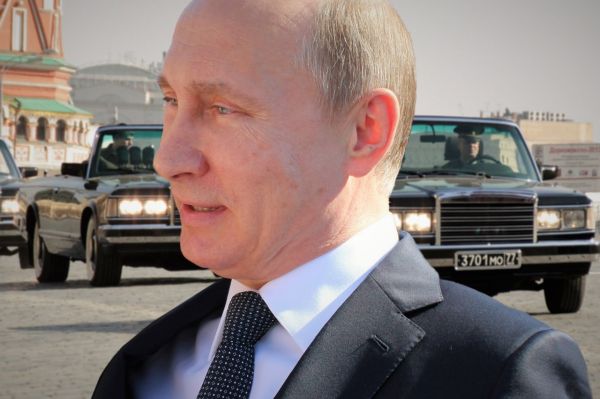 Vladimir Putin vizitează o şcoală din Moscova. El le spune cât de puternică e Rusia şi cum are grijă de oameni