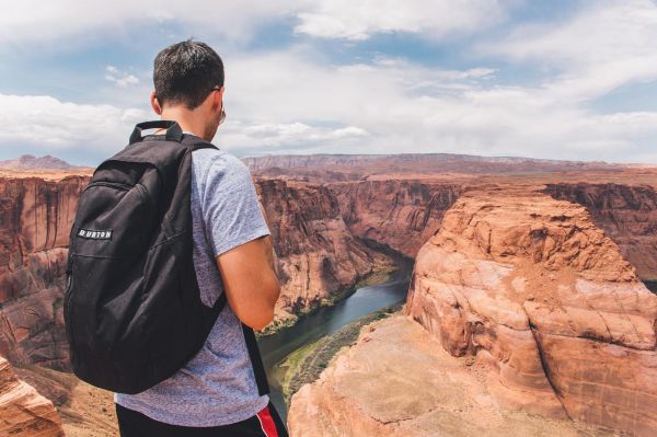 Bulă e plecat cu clasa într-o excursie pe munte. Proful de Geografie: