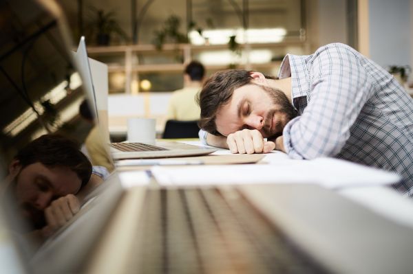 Șeful către angajat: Am observat că moţăi în timpul şedinţelor. Dormi îndeajuns?