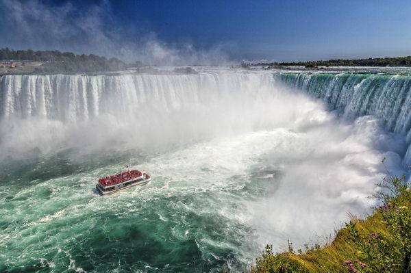 Lângă cascada Niagara , ghidul se adresează grupului de turişti: - Dacă doamnele vor binevoi să tacă un moment
