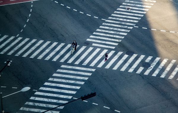 Bulă dă să traverseze strada… O voce, în spatele lui: – Nu traversa!