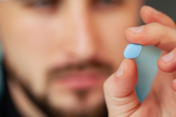 Un tip se duce la doctor să-i ceară o tabletă Viagra