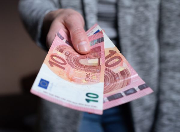 Bulă găsește pe jos o bancnotă de 10 euro: Era falsă și am aruncat-o!