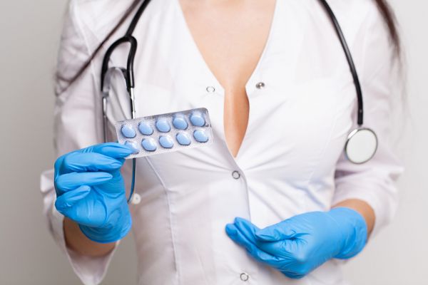 La farmacie: Cât te ține pilula aia albastră, Viagra?