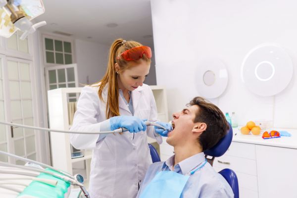 La dentist:  – După ce vă scot dintele, n-aveți voie să mâncați