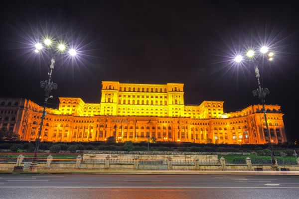 Bulă: Am intrat pentru prima oară în Palatul Parlamentului și am exclamat: – Vai ce frumos miroase aici!