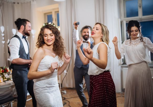 Fotograful de la nuntă: – Şi unde este fericita pereche?