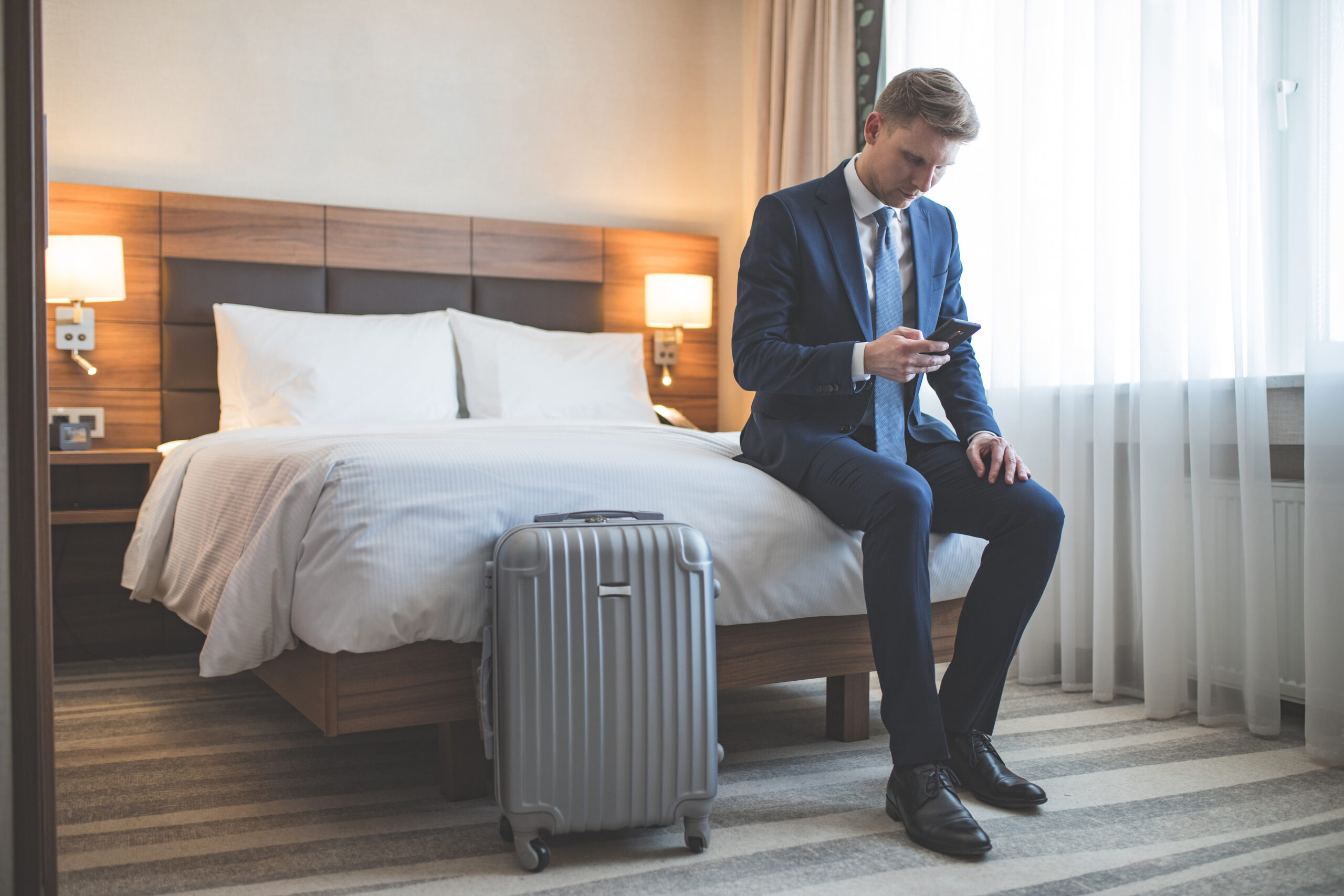 Planning business trip. Бизнесмен в отеле. Мужчина в отеле. Фотосессия в гостинице. Мужчина в гостиничном номере.